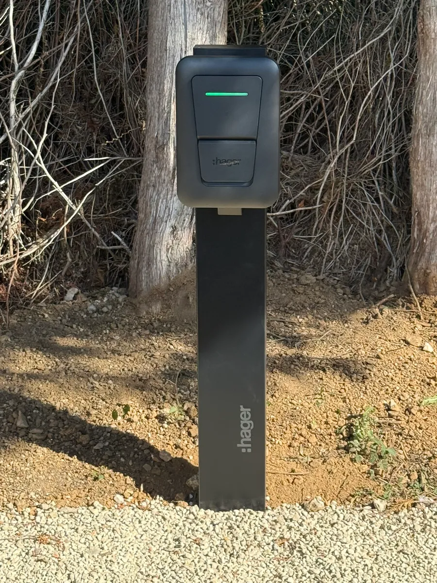 Borne de recharge 11 kW installée par Solaxio sur pied dans l’Eure