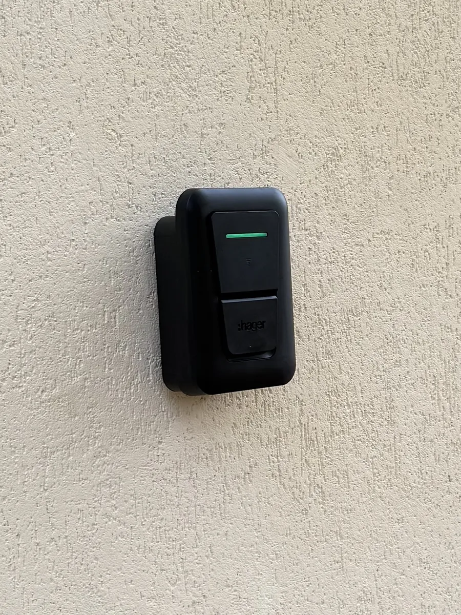 Borne de recharge 7,4 kW installée par Solaxio sur un mur extérieur dans l’Eure